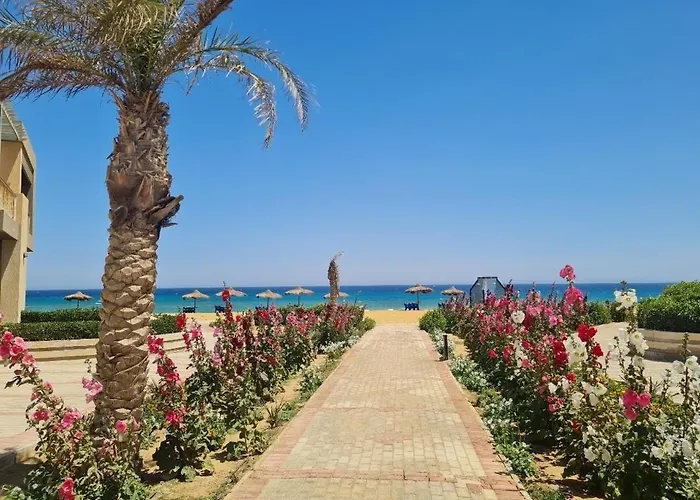 غرفتين ارضي بجنينه على البسين مباشرة وفيو بحر بقرية كورنادو مارينا السخنة للعائلات فقط او جروب بنات Apartment *
