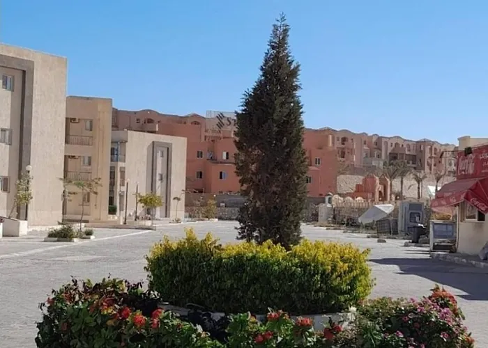 Apartment غرفتين ارضي بجنينه على البسين مباشرة وفيو بحر بقرية كورنادو مارينا السخنة للعائلات فقط او جروب بنات Ain Sukhna